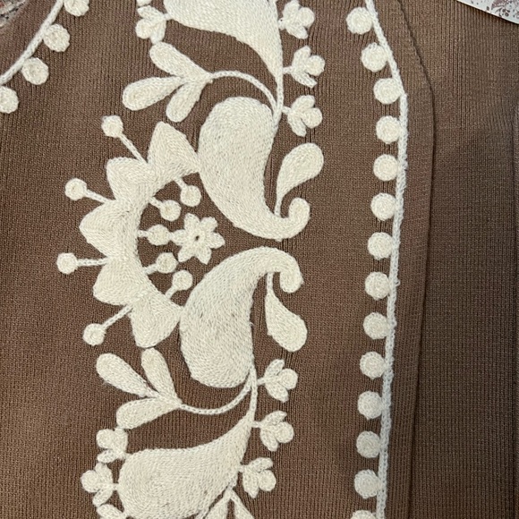 Hem & Thread 🩵 Boutique 🌺 Elegant Brown Embroidered Vest - Picture 5 of 5